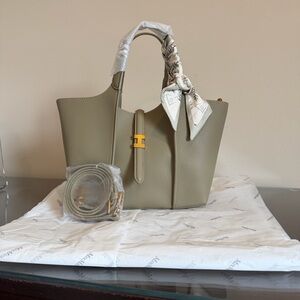 Designer inspired pebble grain leather bag with detachable shoulder strap. NWOT